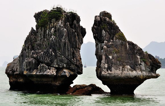 Hòn Gà Chọi (The Kissing Rocks)